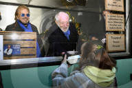 PEOPLE - Frank Zander und Dieter Hallervorden verteilen Essen und Geschenke aus dem Food Truck an Obdachlose