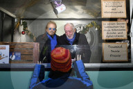 PEOPLE - Frank Zander und Dieter Hallervorden verteilen Essen und Geschenke aus dem Food Truck an Obdachlose