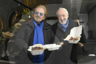 PEOPLE - Frank Zander und Dieter Hallervorden verteilen Essen und Geschenke aus dem Food Truck an Obdachlose