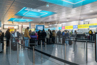 NEWS - Der Flughafen Gatwick ist voll mit Weihnachtsreisenden