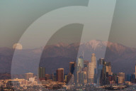 FEATURE -  Vollmond geht über Downtown Los Angeles auf