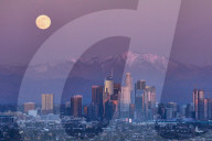 FEATURE -  Vollmond geht über Downtown Los Angeles auf