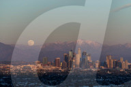 FEATURE -  Vollmond geht über Downtown Los Angeles auf