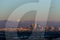FEATURE -  Vollmond geht über Downtown Los Angeles auf
