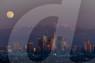 FEATURE -  Vollmond geht über Downtown Los Angeles auf