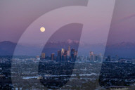 FEATURE -  Vollmond geht über Downtown Los Angeles auf