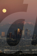 FEATURE -  Vollmond geht über Downtown Los Angeles auf
