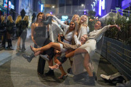 NEWS - Partygänger machen das Beste aus dem Samstagabend in Leeds