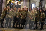 NEWS - Partygänger machen das Beste aus dem Samstagabend in Leeds