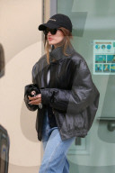 PEOPLE - Hailey Bieber trägt eine bauschige Lederjacke und eine Balenciaga-Mütze