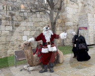 NEWS - Der Weihnachtsmann reitet auf einem Kamel in der Altstadt von Jerusalem