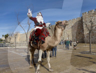 NEWS - Der Weihnachtsmann reitet auf einem Kamel in der Altstadt von Jerusalem