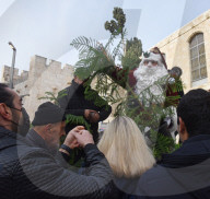 NEWS - Der Weihnachtsmann reitet auf einem Kamel in der Altstadt von Jerusalem