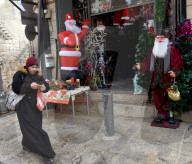NEWS - Der Weihnachtsmann reitet auf einem Kamel in der Altstadt von Jerusalem