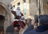 NEWS - Der Weihnachtsmann reitet auf einem Kamel in der Altstadt von Jerusalem