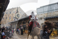 NEWS - Der Weihnachtsmann reitet auf einem Kamel in der Altstadt von Jerusalem