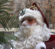 NEWS - Der Weihnachtsmann reitet auf einem Kamel in der Altstadt von Jerusalem