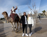 NEWS - Der Weihnachtsmann reitet auf einem Kamel in der Altstadt von Jerusalem