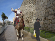NEWS - Der Weihnachtsmann reitet auf einem Kamel in der Altstadt von Jerusalem