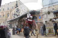 NEWS - Der Weihnachtsmann reitet auf einem Kamel in der Altstadt von Jerusalem