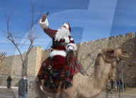 NEWS - Der Weihnachtsmann reitet auf einem Kamel in der Altstadt von Jerusalem