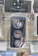 ROYALS - Souvenirs zum 70-Jährigen Thronjubiläum der Queen 2022