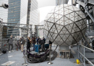 NEWS - Arbeiter installieren die berühmte Times Square Silvesterkugel in New York