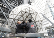 NEWS - Arbeiter installieren die berühmte Times Square Silvesterkugel in New York