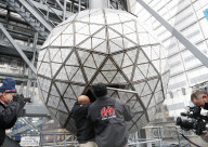 NEWS - Arbeiter installieren die berühmte Times Square Silvesterkugel in New York