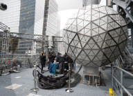 NEWS - Arbeiter installieren die berühmte Times Square Silvesterkugel in New York