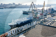 NEWS - Total vereistes Frachtschiff im russischen Hafen Wladiwostok