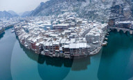 NEWS - China: Schneebedeckte historische Stadt Zhenyuan