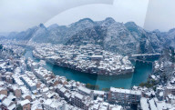 NEWS - China: Schneebedeckte historische Stadt Zhenyuan