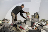 NEWS - Alte Autobatterien und Anderes: Arbeit auf einer Deponie für Sondermüll im südlichen Gazastreifen