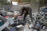 NEWS - Alte Autobatterien und Anderes: Arbeit auf einer Deponie für Sondermüll im südlichen Gazastreifen
