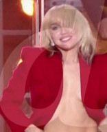 PEOPLE - Miley Cyrus entblösst ihre Brust bei einem Auftritt