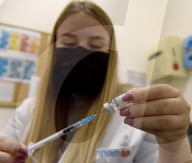 NEWS - Coronavirus: Vierte Impfdosen für über 60-Jährige in Israel
