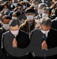NEWS - Japanische Angestellte beten am ersten Arbeitstag des neuen Jahres