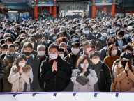 NEWS - Japanische Angestellte beten am ersten Arbeitstag des neuen Jahres