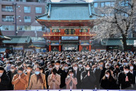 NEWS - Japanische Angestellte beten am ersten Arbeitstag des neuen Jahres