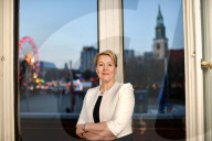 NEWS - Die neue Regierende Bürgermeisterin von Berlin Franziska Giffey in ihrem Büro
