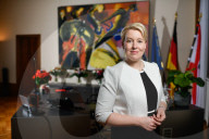 NEWS - Die neue Regierende Bürgermeisterin von Berlin Franziska Giffey in ihrem Büro