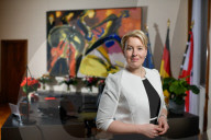 NEWS - Die neue Regierende Bürgermeisterin von Berlin Franziska Giffey in ihrem Büro