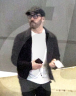 PREMIUM EXCLUSIVE Jeremy Piven Ditches His Mask After Landing At LAX