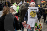 NEWS - Coronavirus: Protest gegen Corona-Massnahmen in Düsseldorf