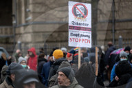 NEWS - Coronavirus: Protest gegen Corona-Massnahmen in Düsseldorf