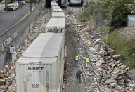 NEWS - Geplündert: Entgleister Güterzug in Los Angeles mit Tausenden von Paketen