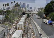 NEWS - Geplündert: Entgleister Güterzug in Los Angeles mit Tausenden von Paketen