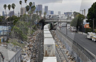 NEWS - Geplündert: Entgleister Güterzug in Los Angeles mit Tausenden von Paketen