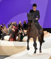 PEOPLE - Charlotte Casiraghi reitet auf dem Pferd an Chanel Show in Paris